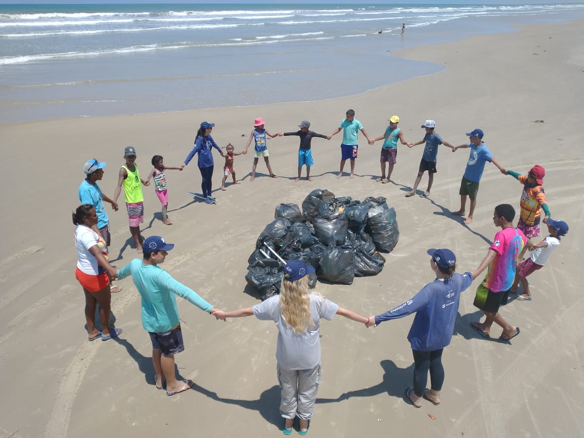 Ação realizada no Dia Mundial de Limpeza de Rios e Praias. Foto: Acervo FMA.