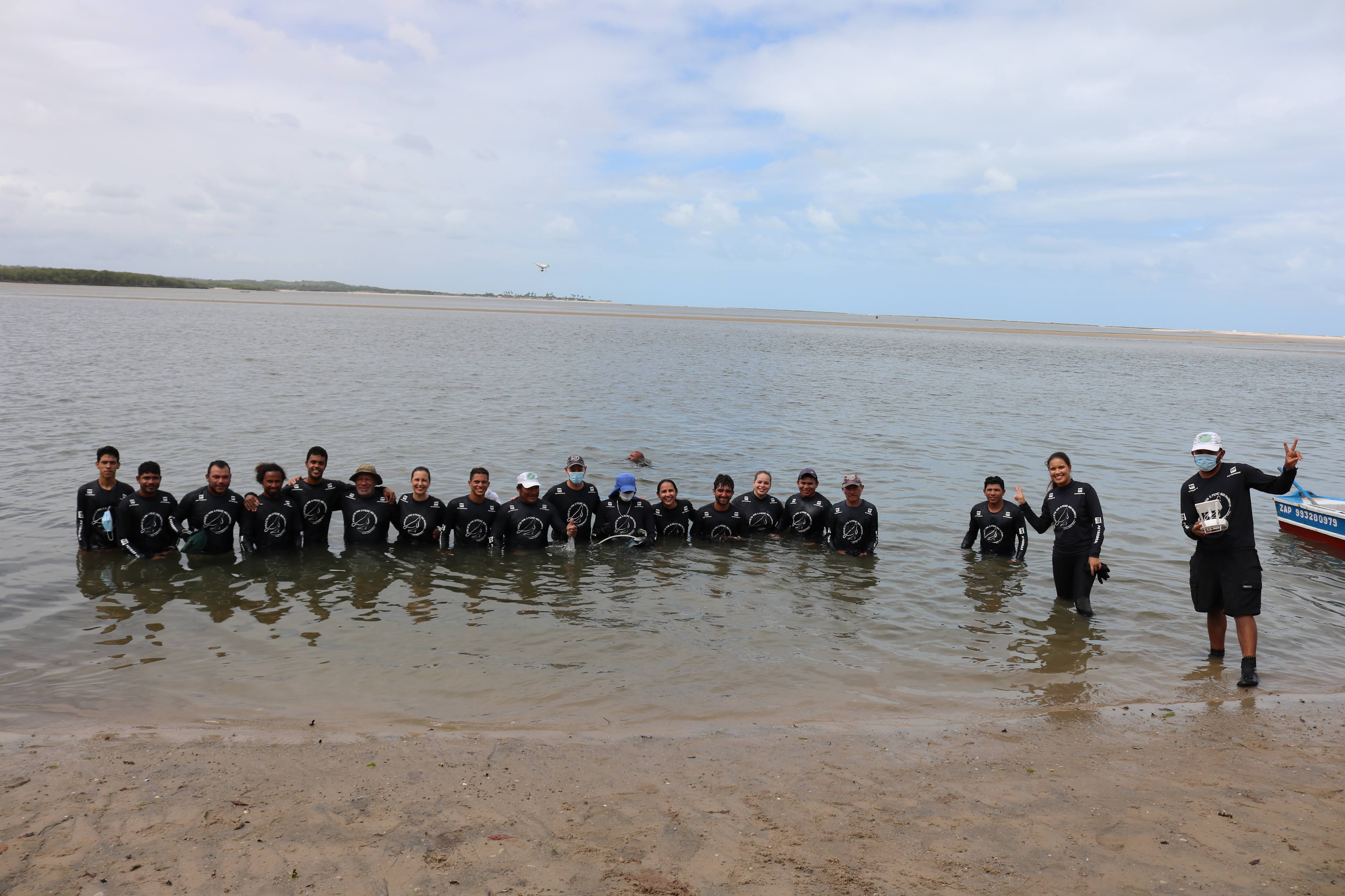 Equipe fazendo o monitoramento dos peixes-bois-marinhos.
