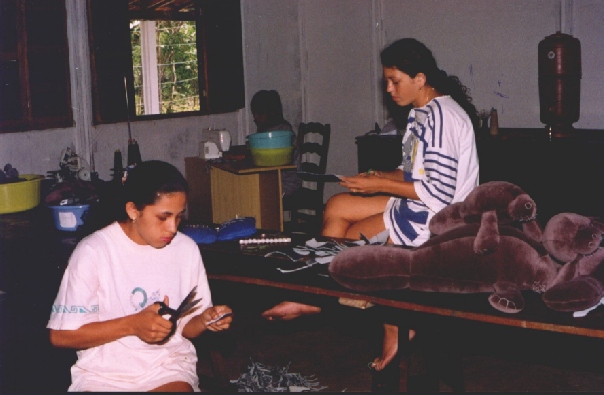   Costureiras da comunidade da Barra do Mamanguape trabalhando na Oficina Peixe-boi & Cia. Foto: Acervo FMA.