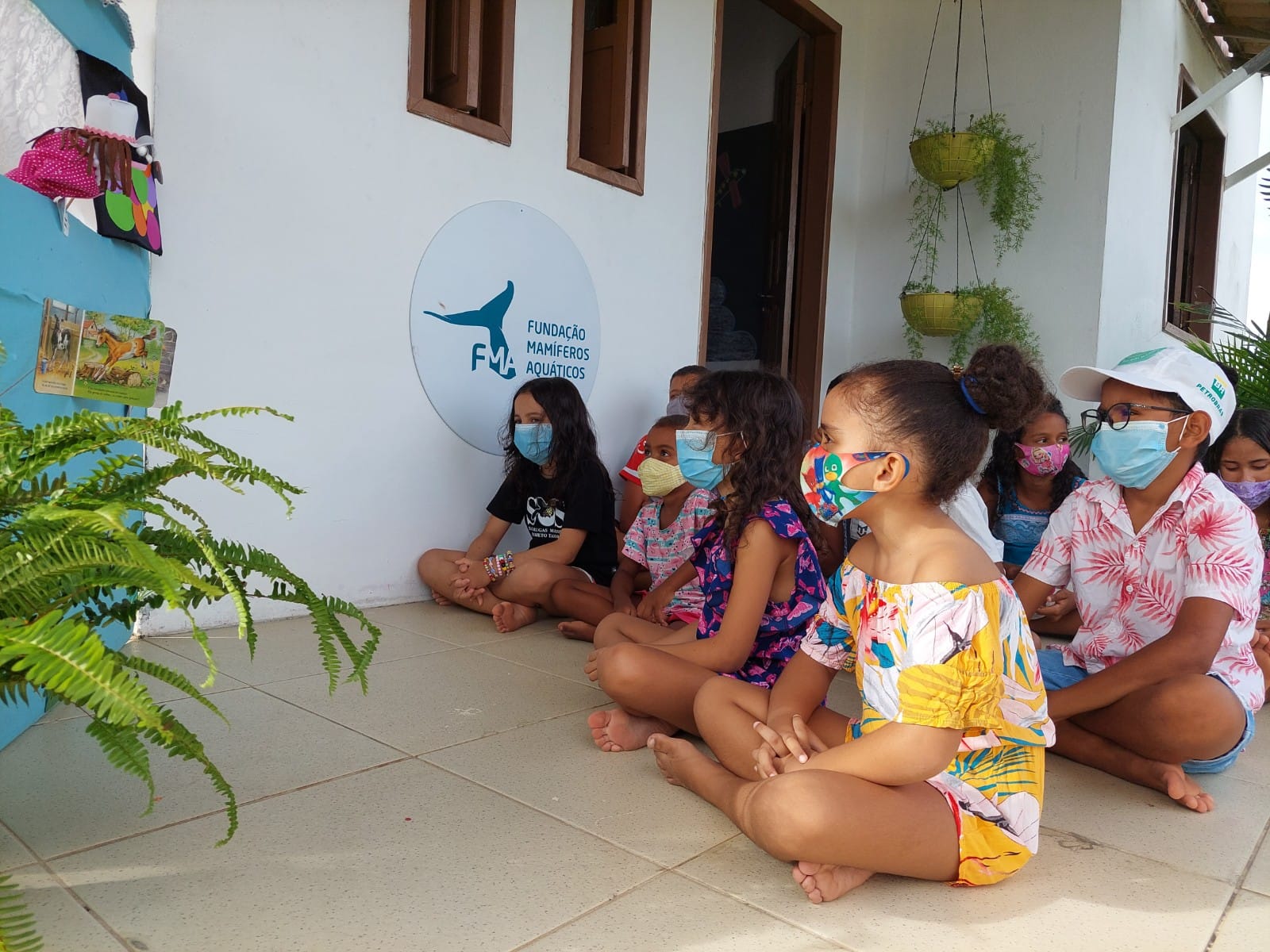 Crianças do povoado de Coqueiro, no litoral norte da Bahia, ganham biblioteca reformada