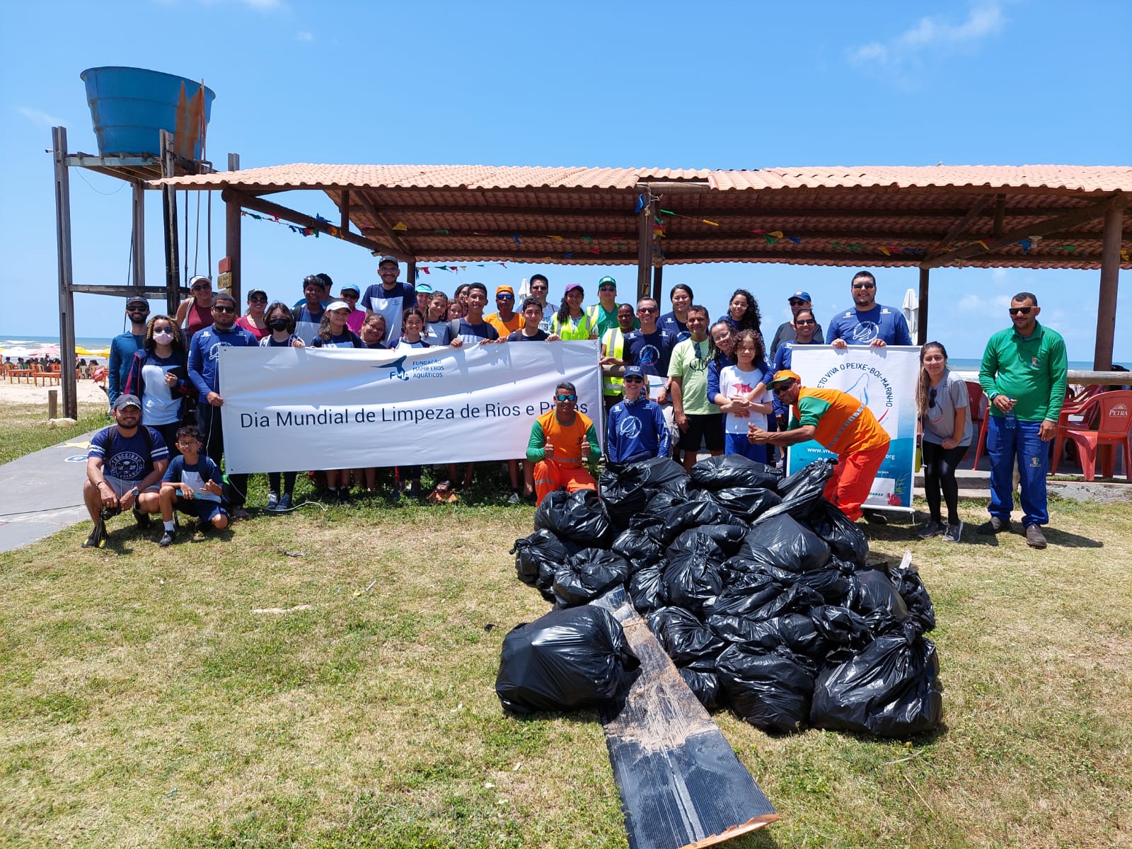 Com a ajuda de voluntários, FMA e Projeto Viva o Peixe-Boi-Marinho retiram mais de uma tonelada de resíduos de praias do Nordeste e Sudeste
